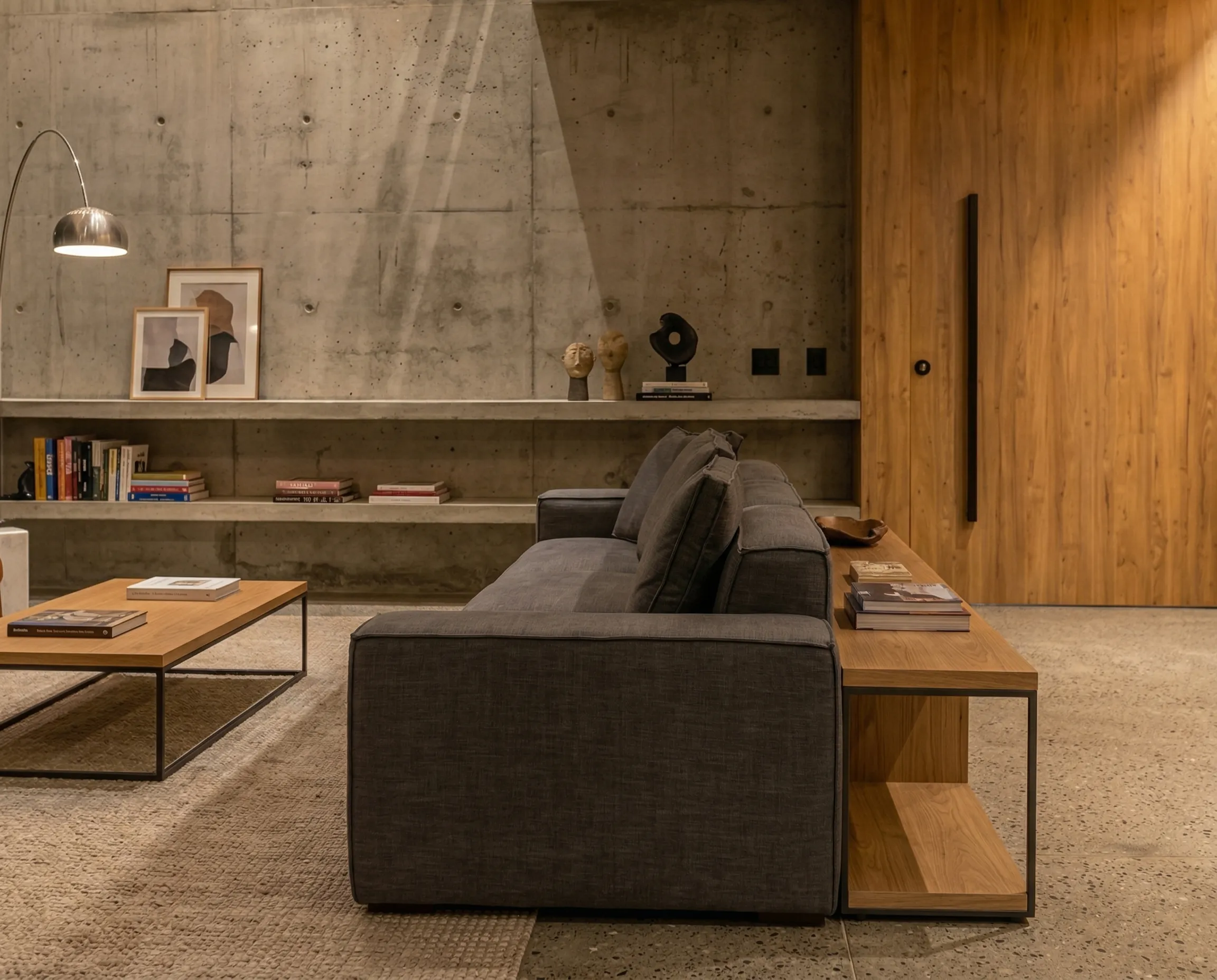 Vista interior del acceso principal con techo de concreto a gran altura